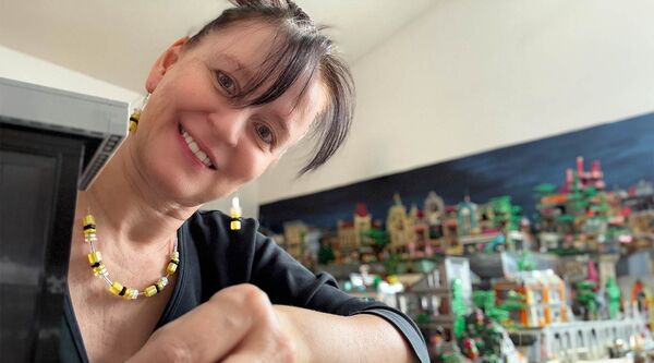 Nicole Angela Buck baut Lego.