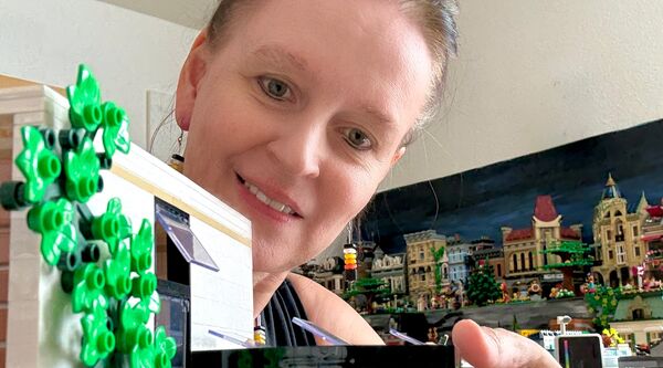 Nicole Angela Buck mit LEGO®-Modellen – kreative Methoden für Dein Business, live erprobt.