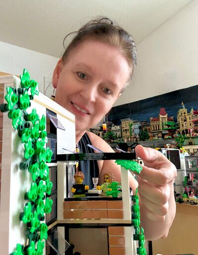 Nicole Angela Buck mit LEGO®-Modellen – kreative Methoden für Dein Business, live erprobt.