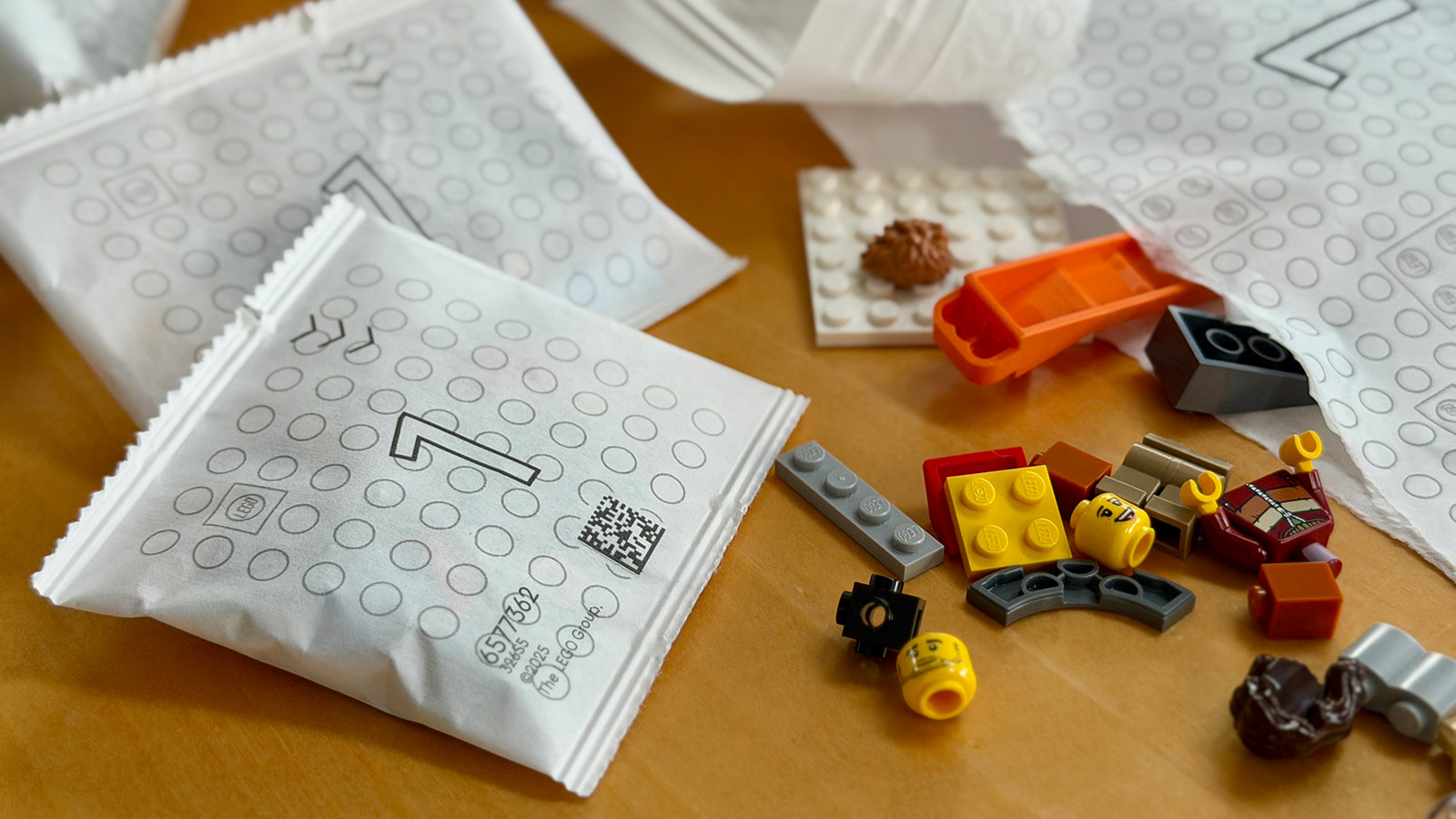 Nicole Angela Buck baut ein Lego-Haus, Sinnbild für modulare Content-Erstellung mit KI