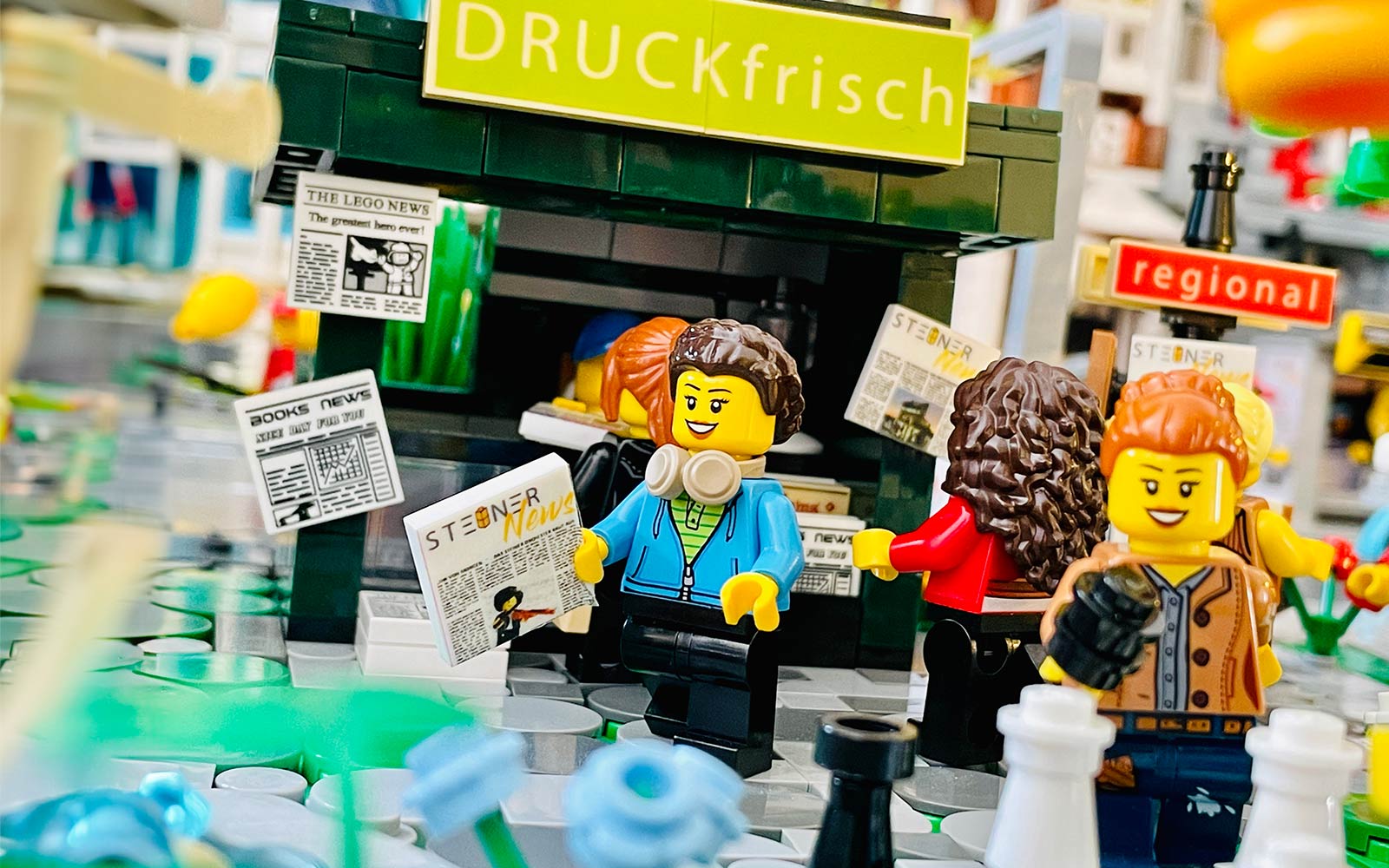 Nicole Angela Buck baut frei an ihrer selbst entworfenen Lego-Stadt und eigene KI-Tools ohne Programmierkenntnisse