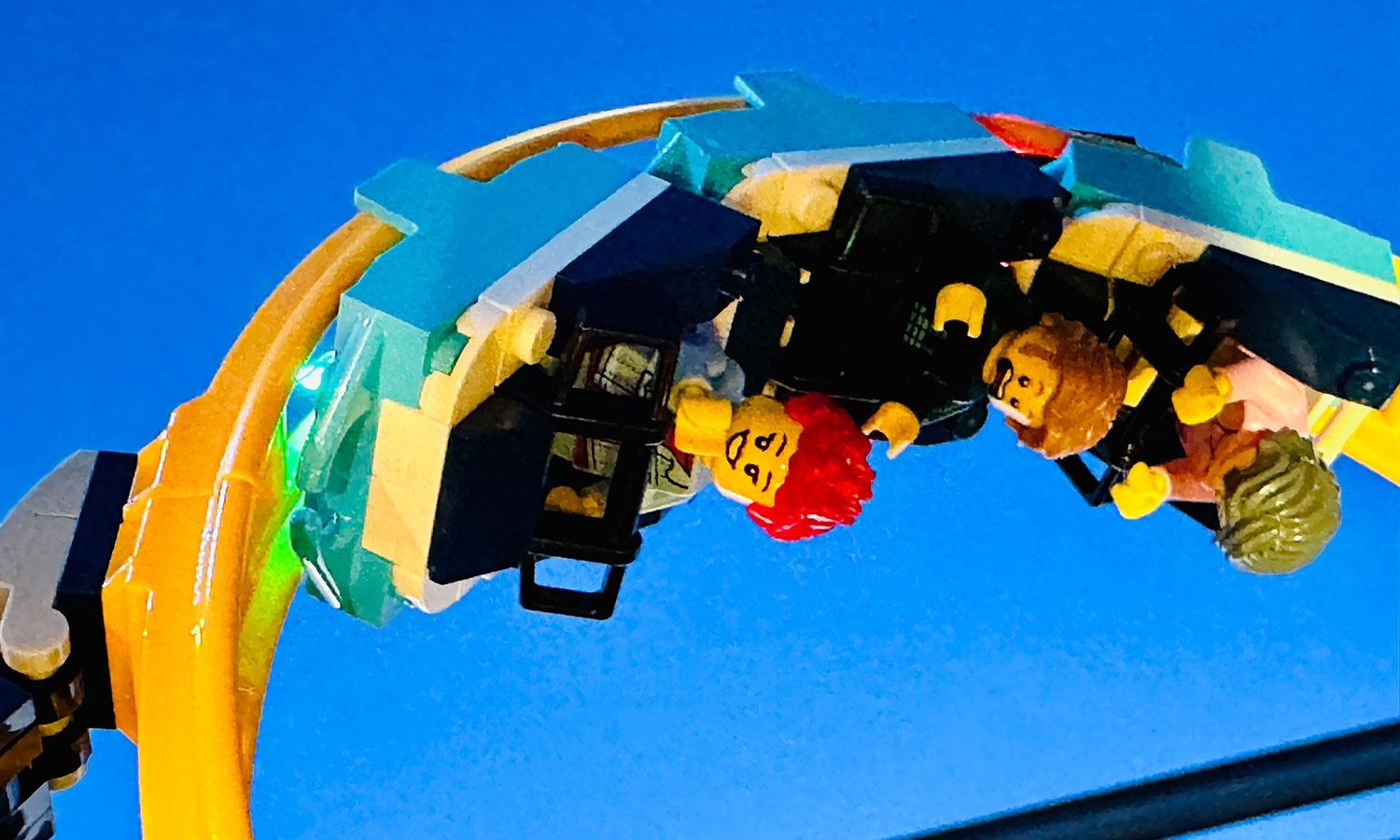 Nicole Angela Buck baut und erlebt ihre eigene LEGO® Achterbahn – Symbol für Höhen, Tiefen und kreative Kurven im Business.